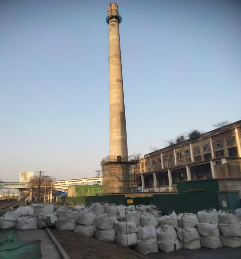 天成公司成功爆破拆除潘三矿老锅炉房烟囱